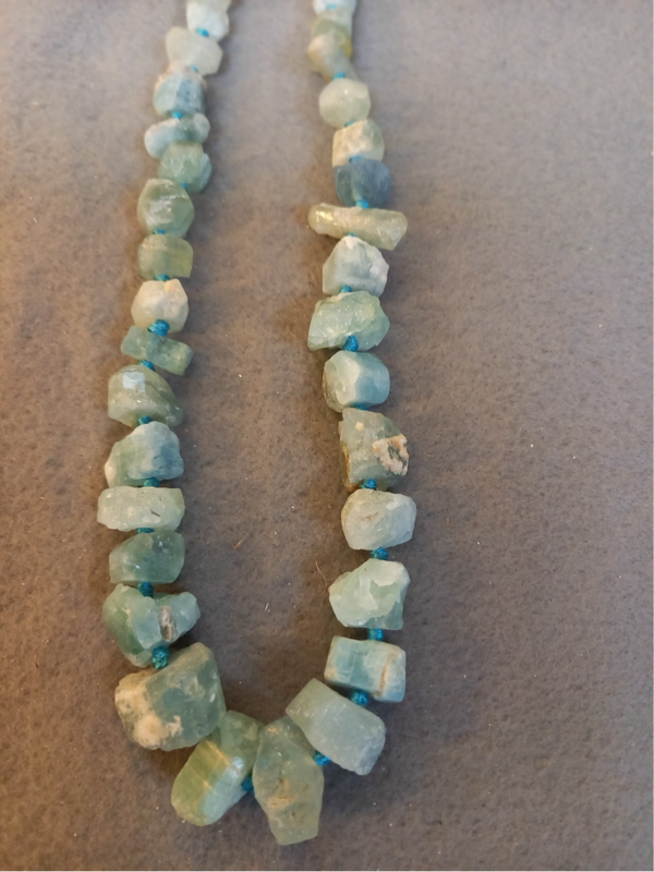 Collier van ruwe brokken Aquamarijn