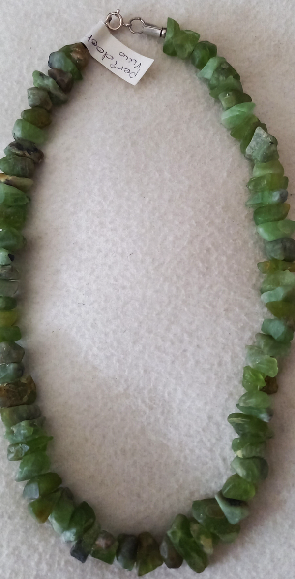 Peridoot collier van ruwe brokken in donkergroen