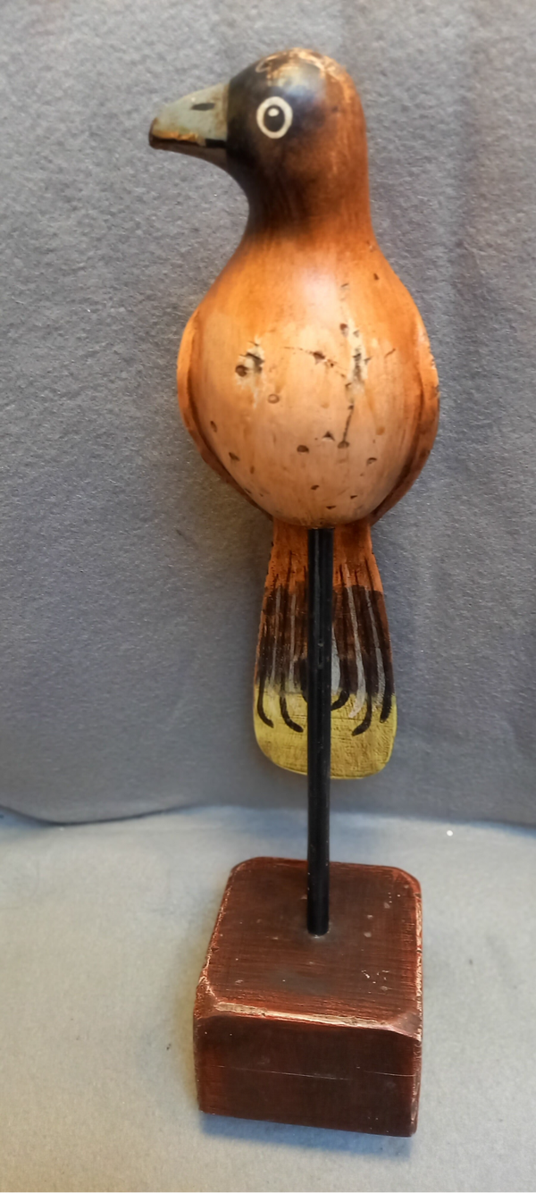 Papagaai op voet in kleurig hout