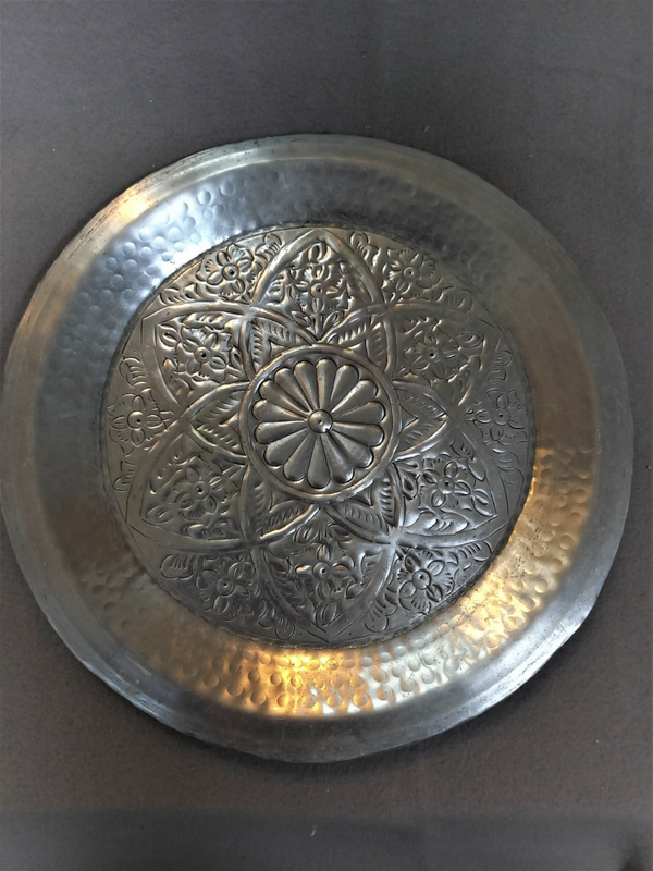 Dienblad rond zilverkleurig met bloem motief