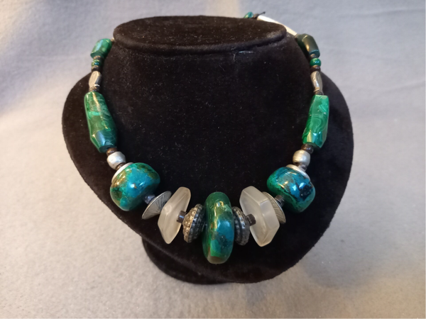 Collier: chrysocolla halfedelsteen met bergkristal