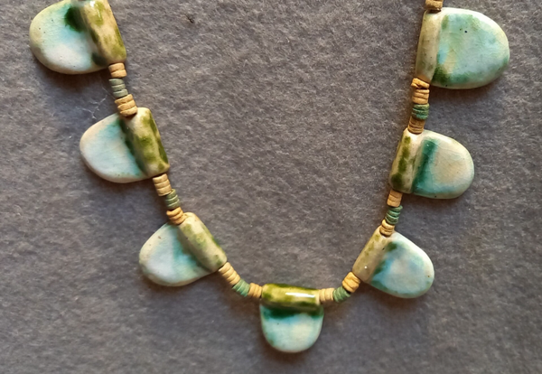 Collier met keramiek vormen in groen/blauw
