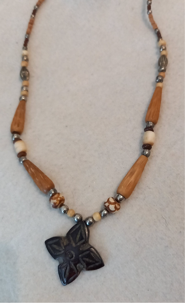 Collier van been met hanger van kruis van buffelhoorn