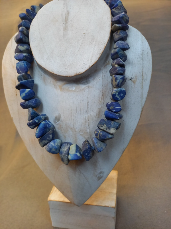 Collier van mooie ruwe brokken Lapis Lazuli