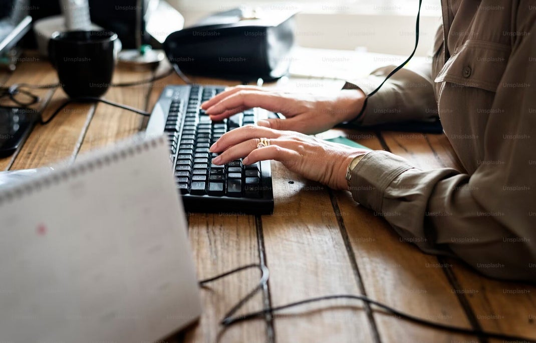 “Virtual Assistant werkt professioneel achter laptop in kantooromgeving”