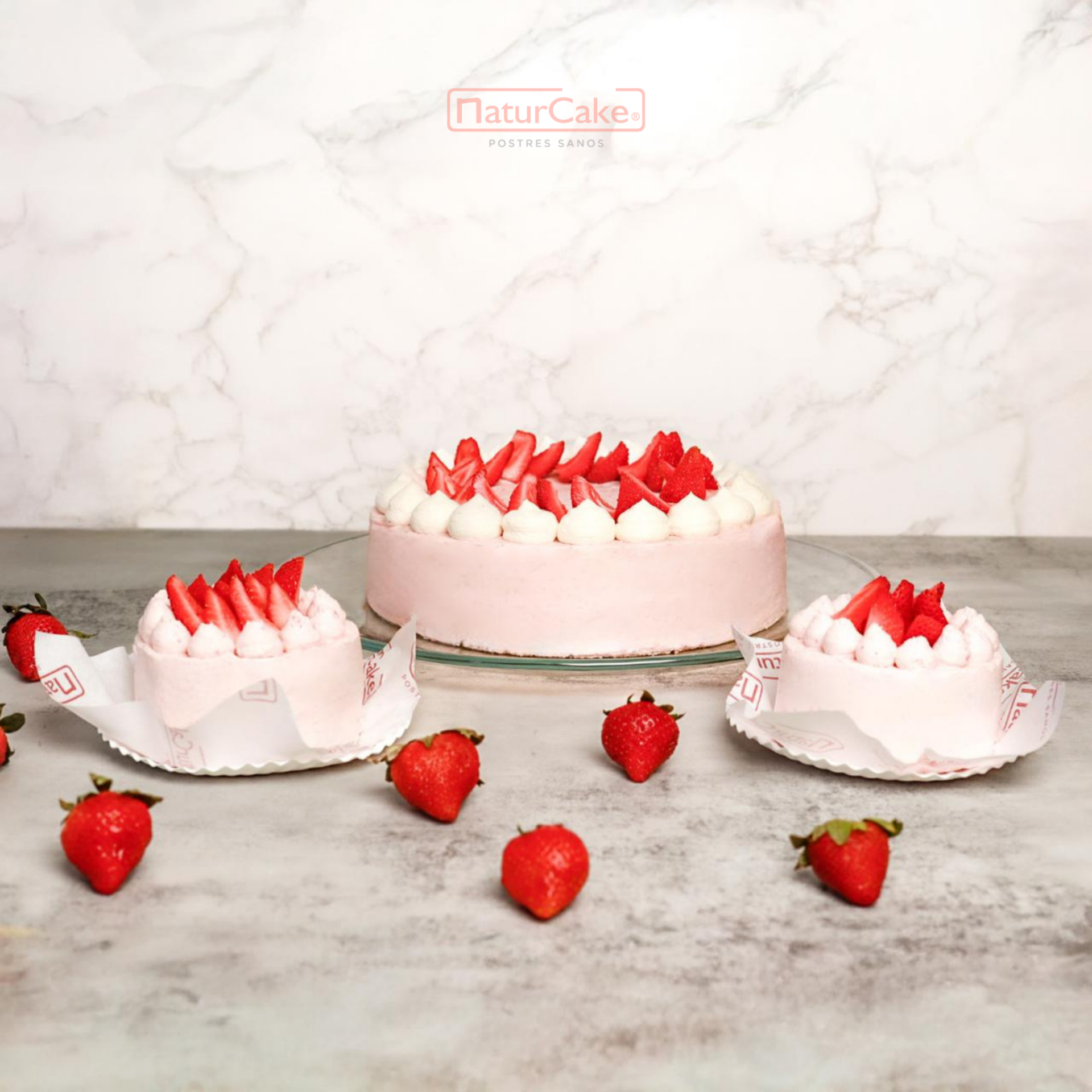 Pastel de fresas con crema grande