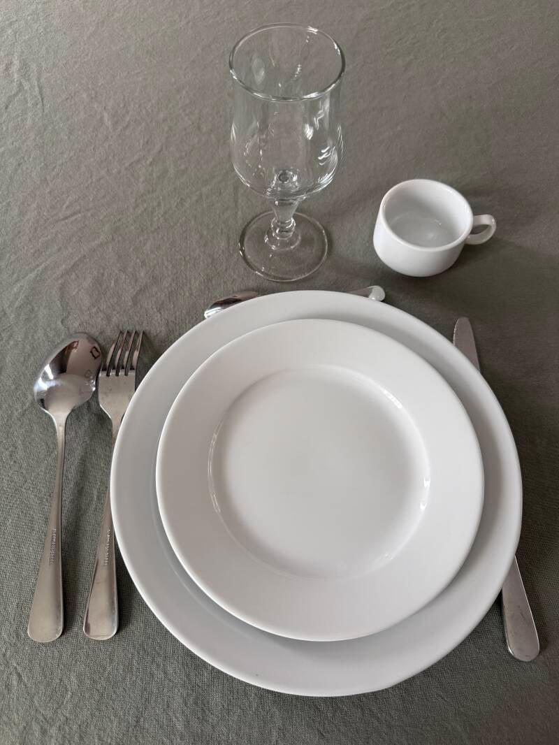 Kit éco dressé : verre à vin, assiette 25 cm, assiette 19 cm, tasse, couverts. Location de vaisselle en Sarthe