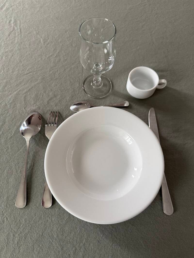 Kit basique dressé : verre à vin, assiette creuse, tasse, couverts. Location de vaisselle en Sarthe