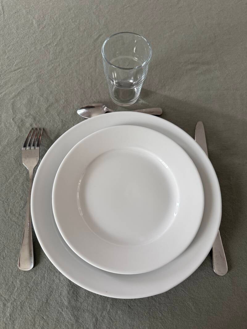 Kit enfant dressé : verre à eau, assiette 25 cm, assiette 19 cm, couverts. Location de vaisselle en Sarthe