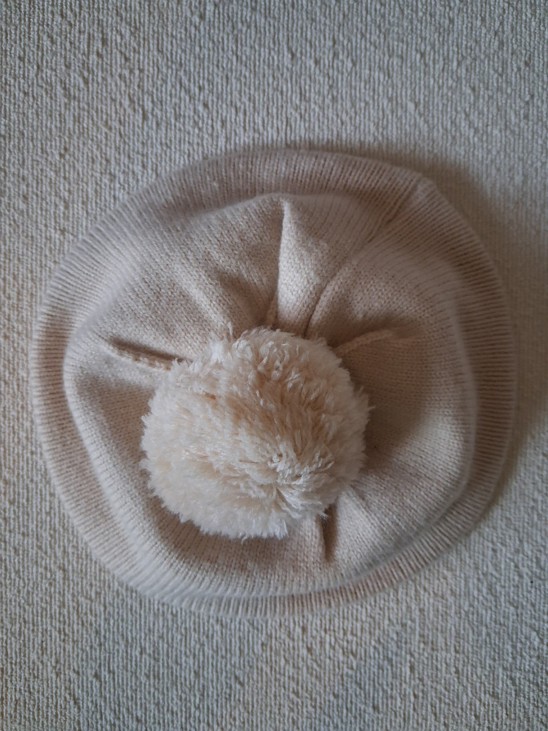 Baret met pompom licht beige of crème