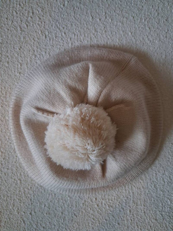 Baret met pompom licht beige of crème