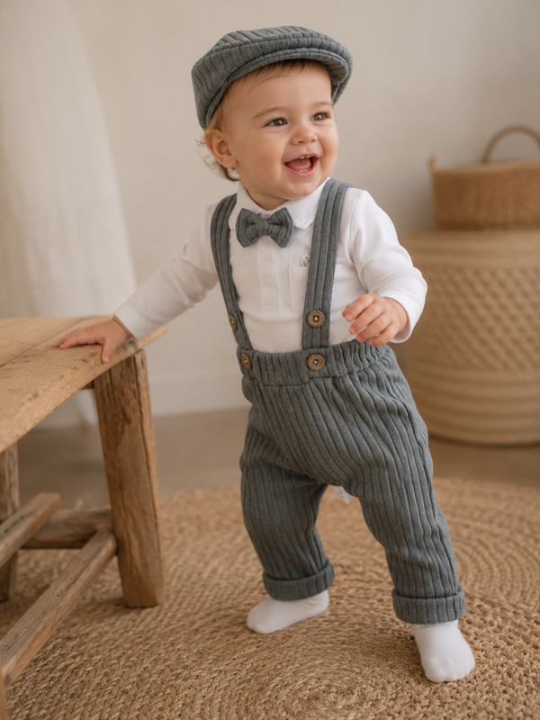 Klassieke babyset met bretelbroek, strikje & pet