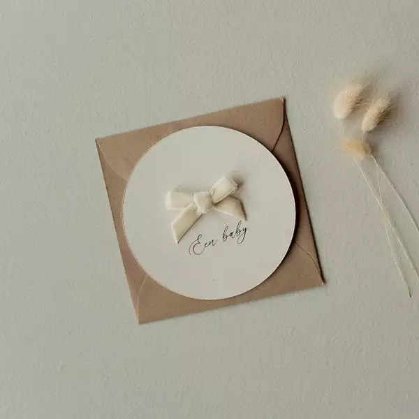 Een baby (Ronde kaart met fluweel strikje)