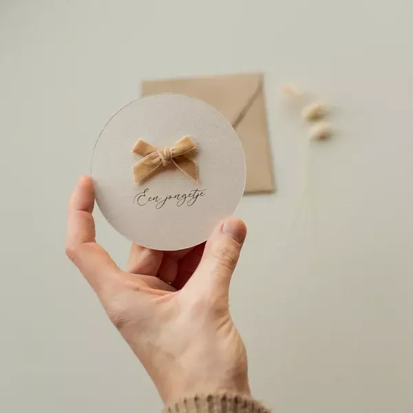 Een jongetje (Ronde kaart met fluweel strikje)