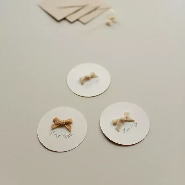 Een meisje (Ronde kaart met fluweel strikje)