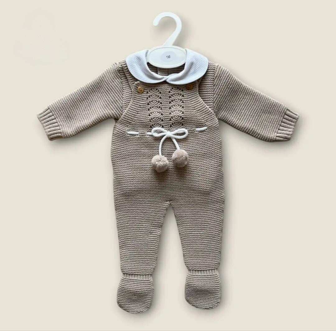 Gebreid babypakje jumpsuit en sweater beige