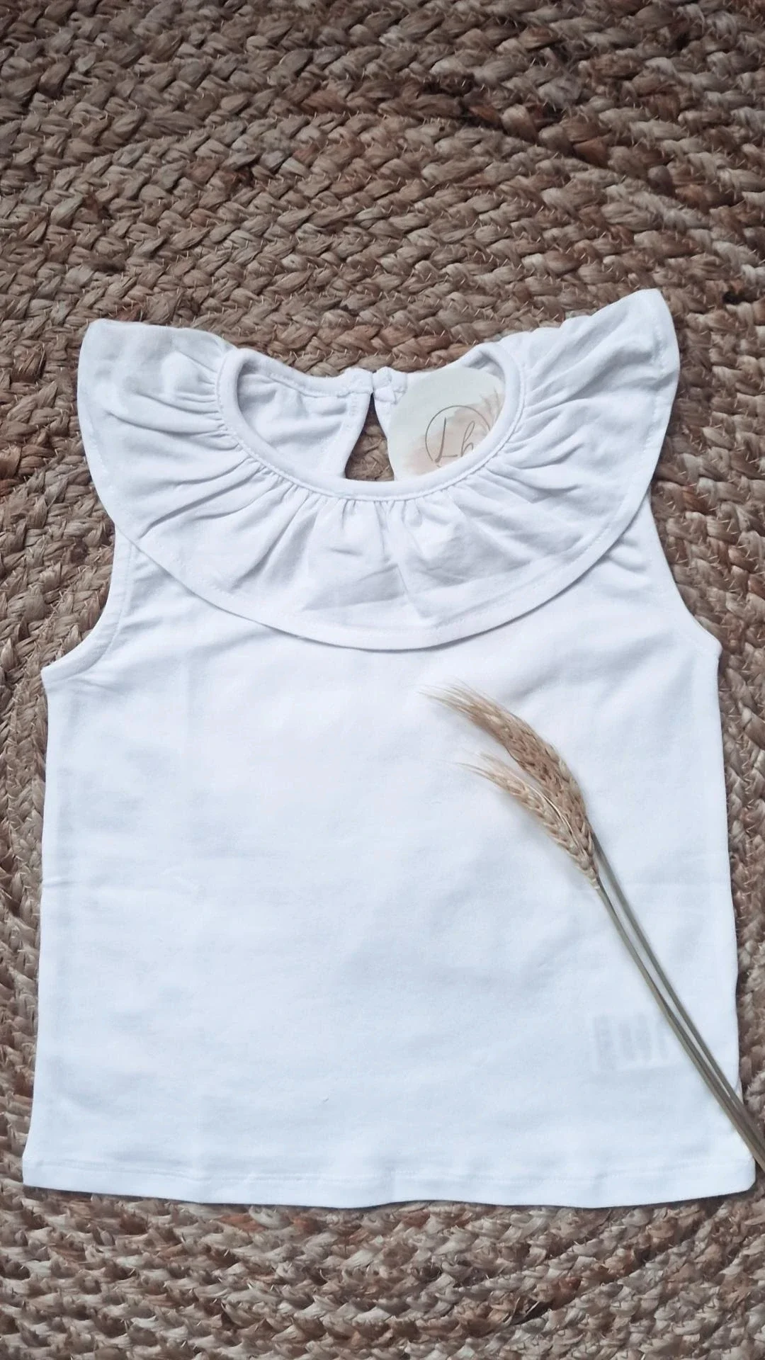 Top zonder mouwen met ruches aan de kraag