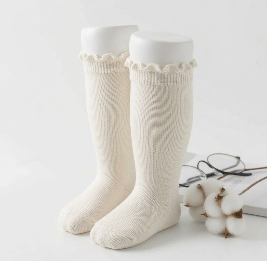 Crème meisjeskniekous met schulprand