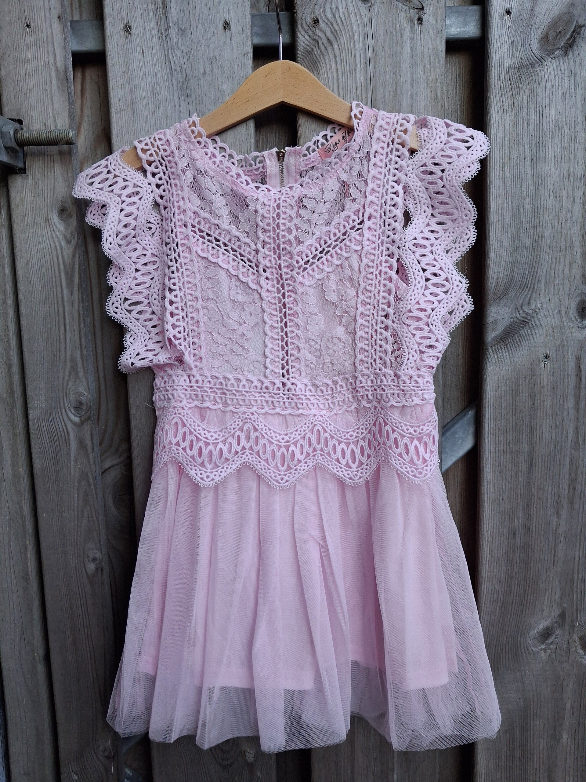 Roze meisjesjurk met kant en tule