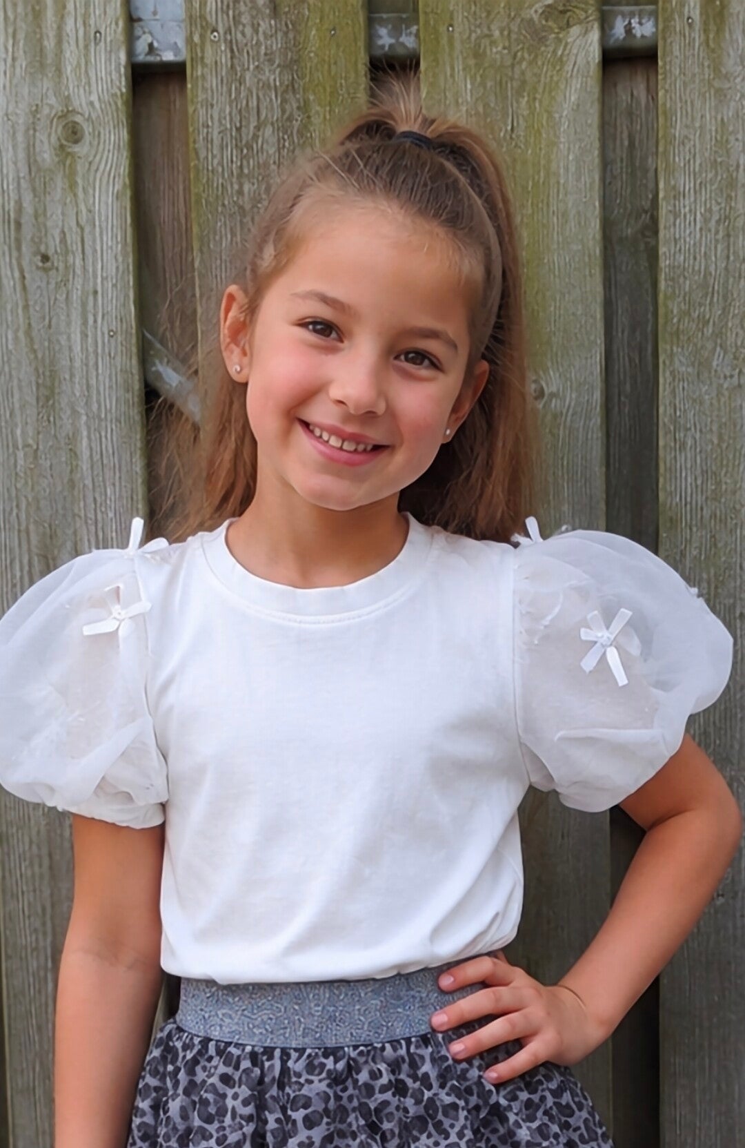 Meisjesshirt wit of beige met pofmouw