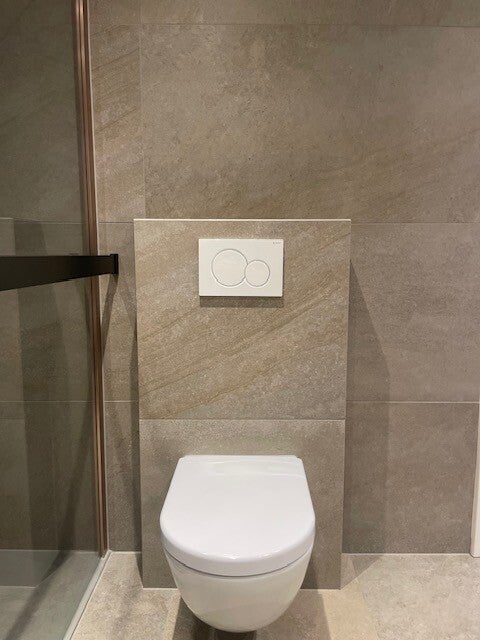 Moderne badkamer met Nobili hangtoilet, Azuleo keramische tegels