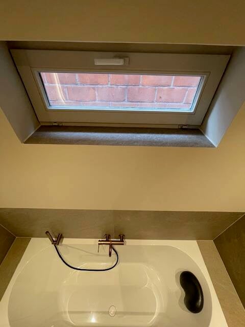 Kiepraam boven ligbad in badkamer met Azuleo wandtegels