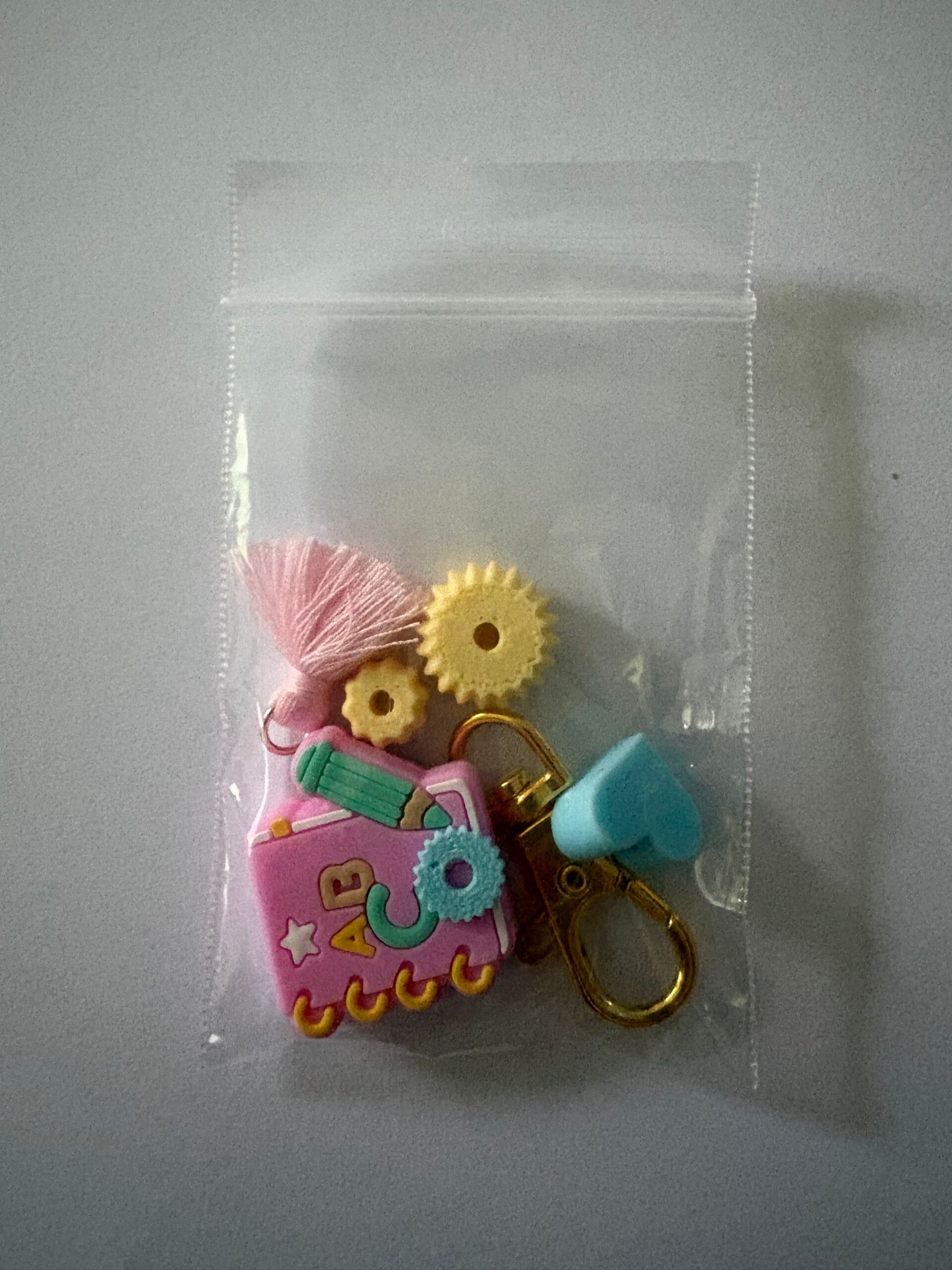 een abc roze boek sleutelhanger
