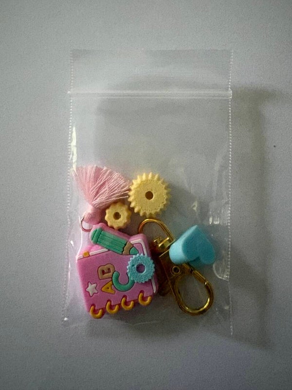 een abc roze boek sleutelhanger