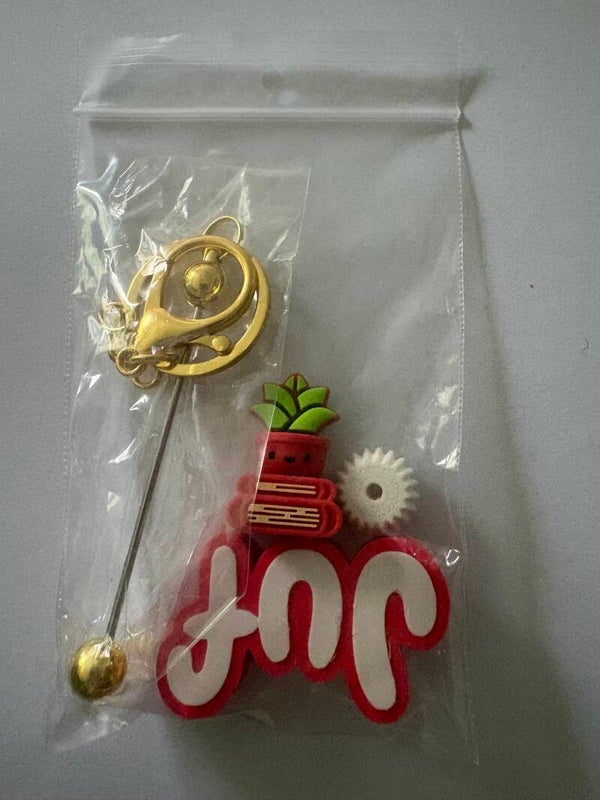 sleutelhanger juf met boek en bloempot rood