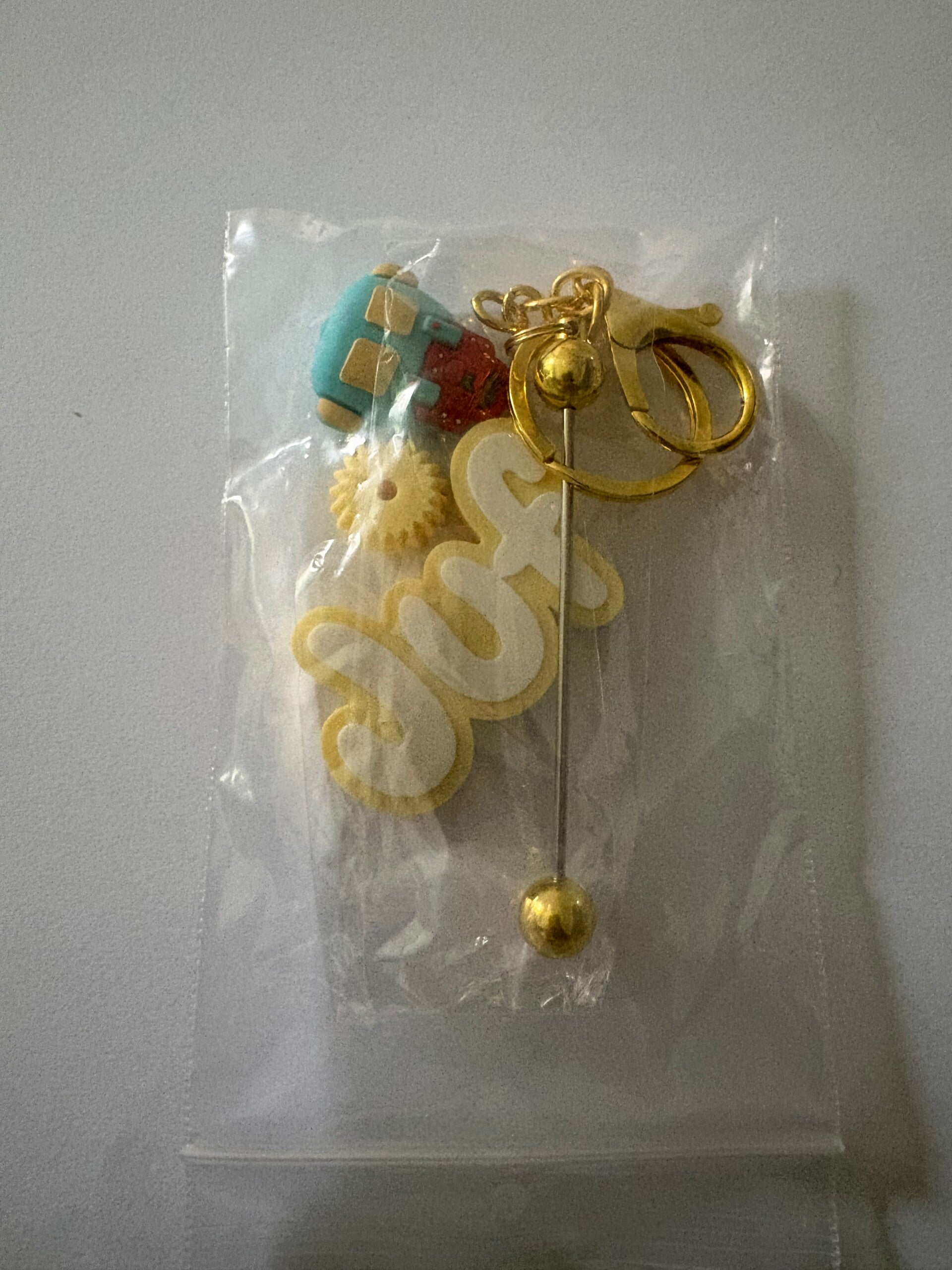sleutelhanger juf geel met boekentas