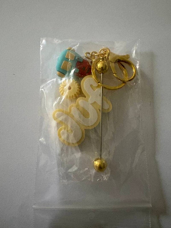 sleutelhanger juf geel met boekentas