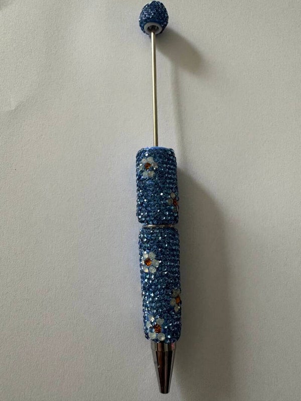 blauwe rijgbalpen met bloemen
