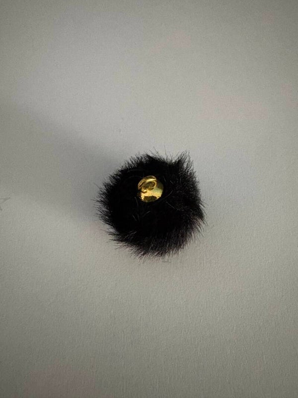 een zwarte pompom 15 mm