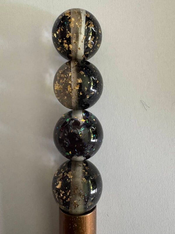 zwart met goud acryl kraal 16 mm