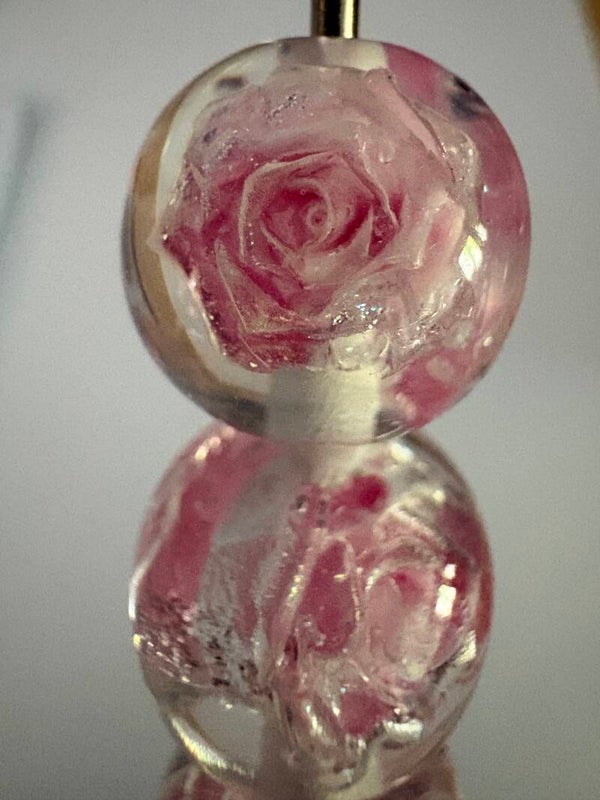 doorzichtige acryl kraal met roze roos 16 mm