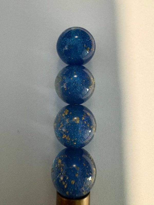 blauwe acryl kraal met grote gouden glitter 16 mm