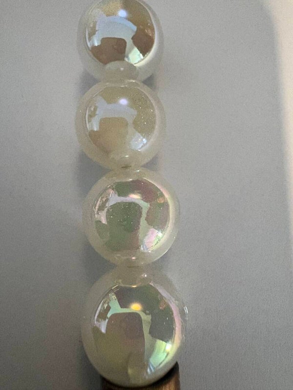 een witte acryl kraal met fijne kleuren en glitter 16 mm