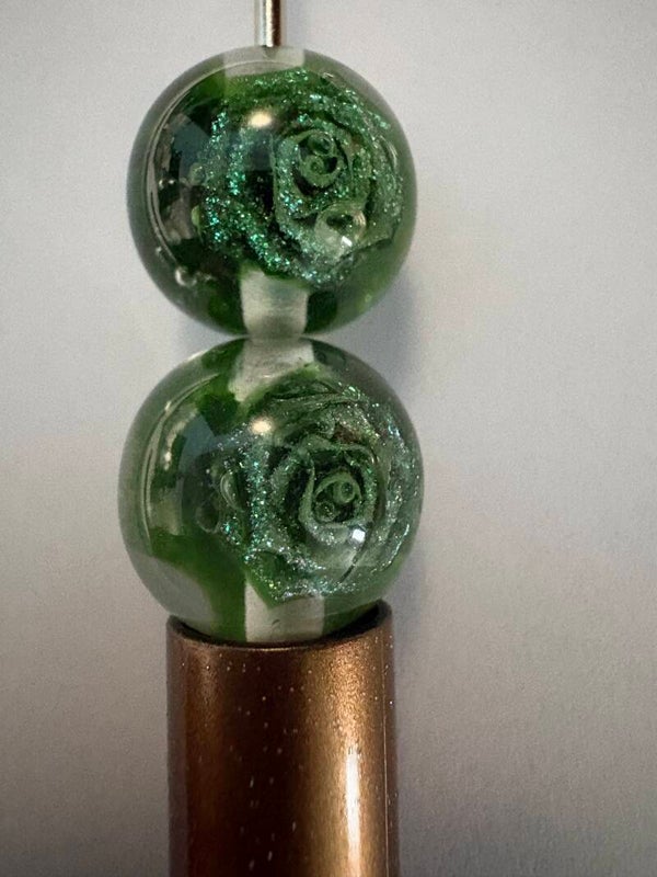 doorzichte acryl kraal met groen roosje 16 mm