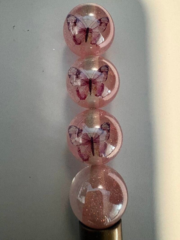 doorzichtig roze acryl kraal met vlinder 16 mm
