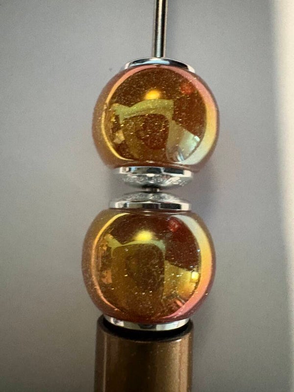 goud-gele acryl kraal met een zilver randje 16 mm