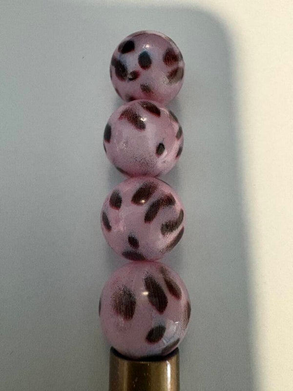 roze met bruine tijger print acryl kraal 16 mm