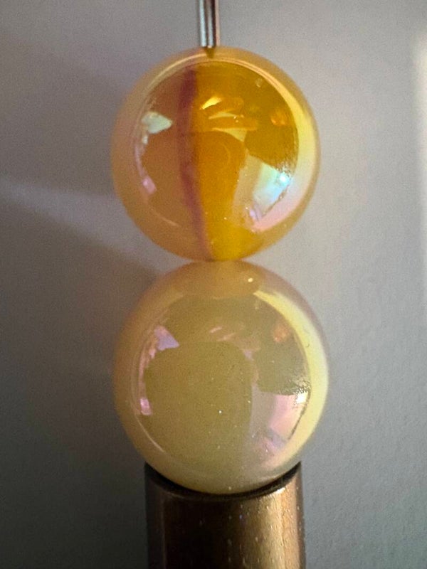gele -wit met lila streep acryl kraal 16 mm