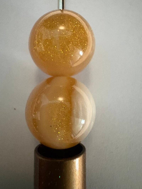 witte acryl kraal met gouden strepen 16 mm