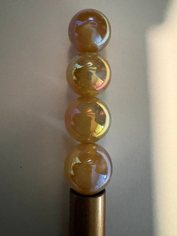 een doorzichtige met gouden glitter acryl kraal 16 mm