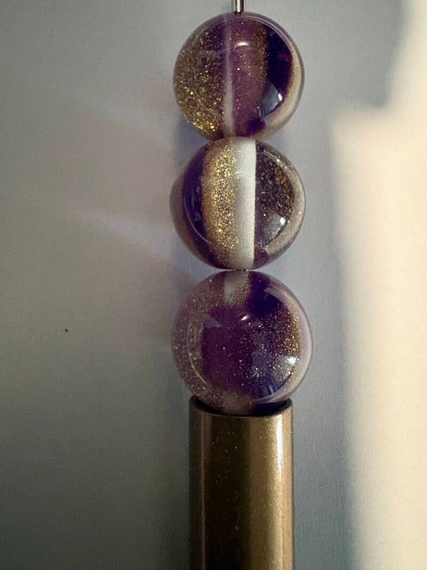 paarse acryl kraal met gouden glitter 16 mm