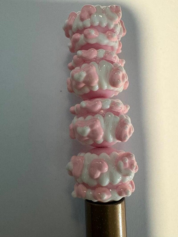 witte met roze hartjes en strikjes acryl kraal 16 mm