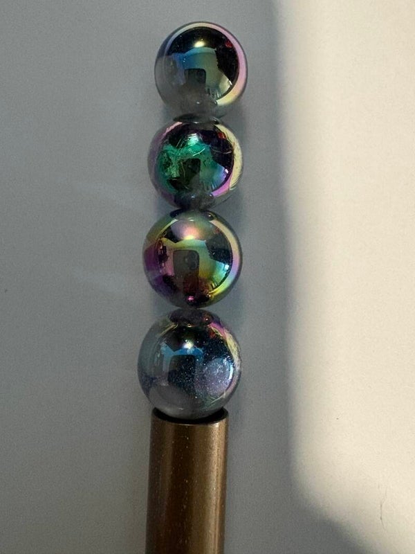 wit acrylkraal met olieachtige vlekken met glitter 16 mm