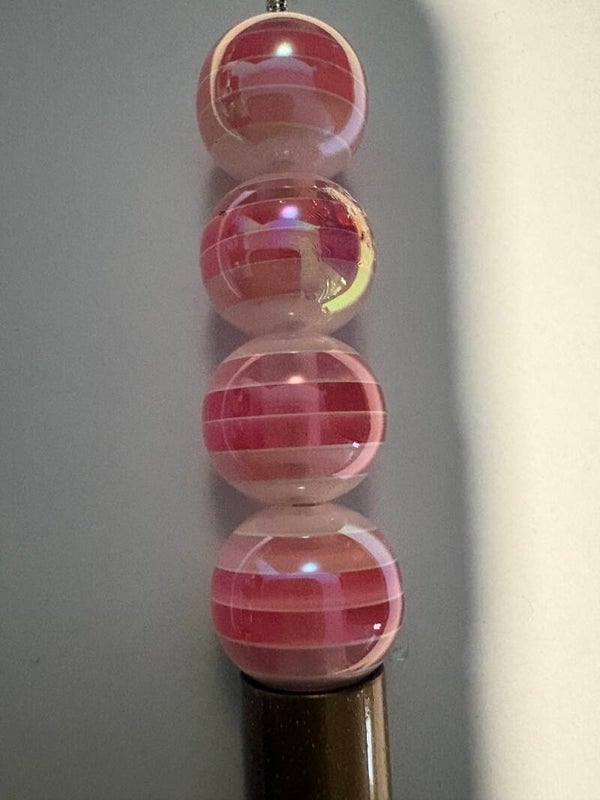 roze acryl kraal met licht en donkere strepen 16 mm