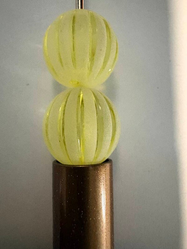 licht gele acryl kraal met dikke strepen 16 mm