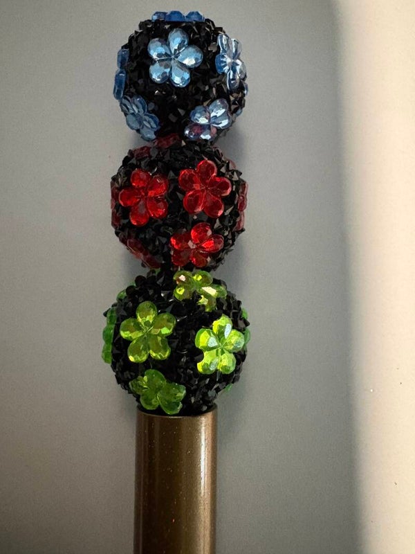 een zwarte disco kraal met bloemen 20 mm
